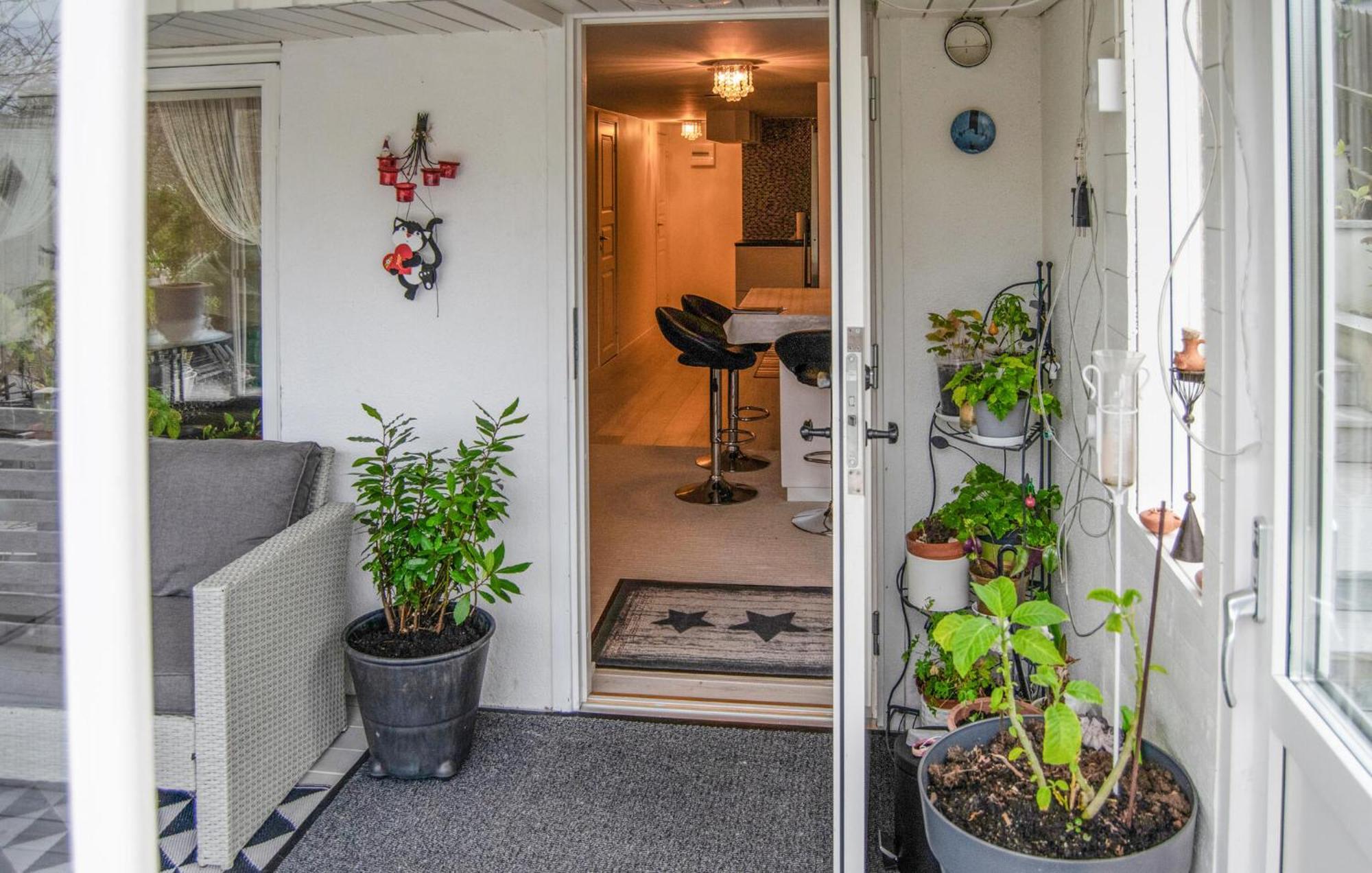 2 Bedroom Cozy In Skaerholmen Semesterbostad Stockholm